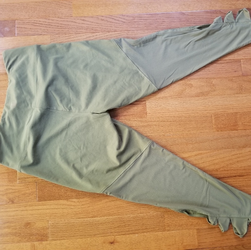 🌍 5/$25 SALE! Sage Green Leggings 7/8 length